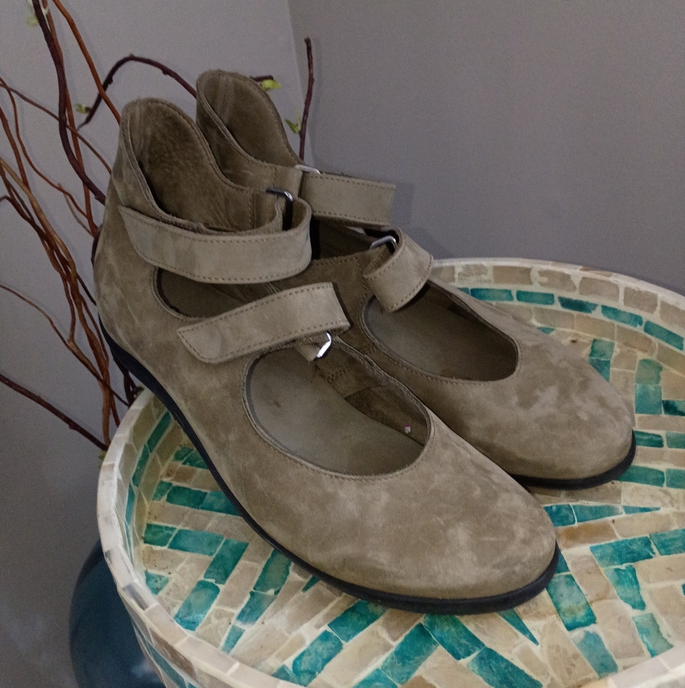 Arche Womens  Green Suede Shoes Size 39/8.5 New .